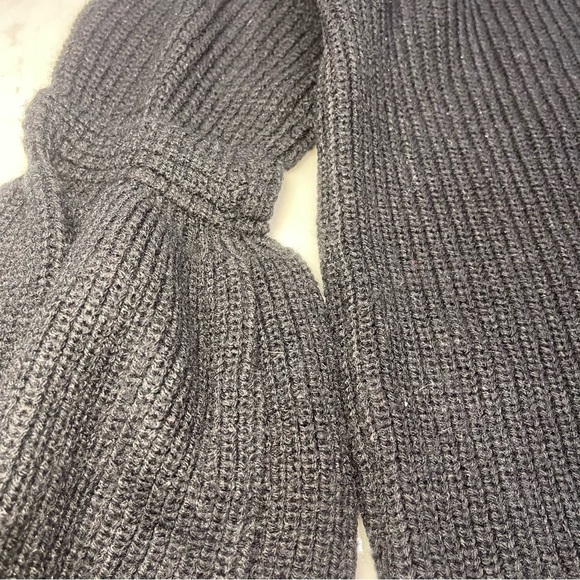 Willow & Clay Black Bubble Sleeve Sweater with Cut out in Back - Picture 11 of 14